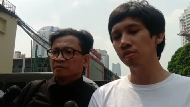 Usman Hamid dampingi Ananda Badudu di Polda Metro Jaya.