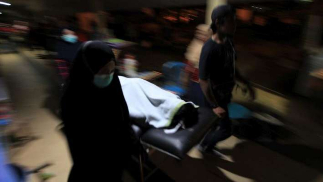 Jenazah almarhum Immawan Randi (21) dibawa ke ruang jenazah RS Abunawas Kendari, Kendari, Sulawesi Tenggara, Kamis (26/9/2019). 