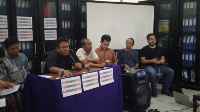 Dandhy Dwi Laksono memberikan keterangan di kantor AJI Indonesia, Jakarta