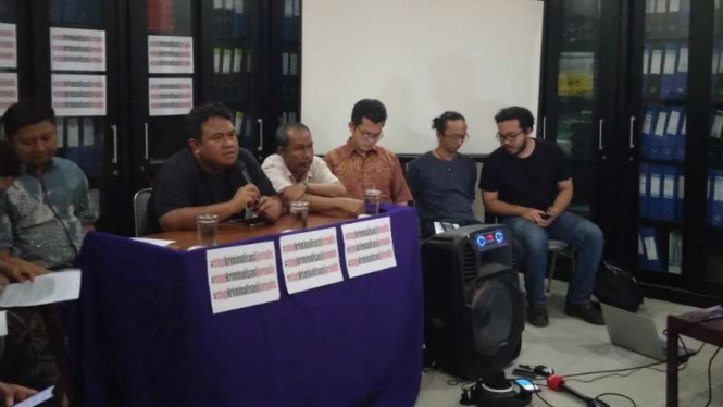 Jurnalis dan sutradara film dokumenter Sexy Killers, Dandhy Dwi Laksono, dalam konferensi pers di kantor Aliansi Jurnalis Independen (AJI) Indonesia di Jakarta, Jumat, 27 September 2019.
