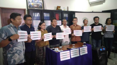 Jurnalis dan sutradara film dokumenter Sexy Killers, Dandhy Dwi Laksono, dalam konferensi pers di kantor Aliansi Jurnalis Independen (AJI) Indonesia di Jakarta, Jumat, 27 September 2019.