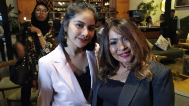 Rieka Roslan baju hitam