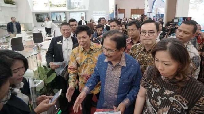 Menteri Agraria dan Tata Ruang/Kepala Badan Pertanahan Nasional, Sofyan Djalil (batik biru, berkacamata).