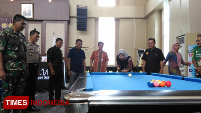 Wali Kota Batu, Dra Hj Dewanti Rumpoko M.Si melakukan head shooter tanda dimulainya Kejuaraan. (FOTO: Muhammad Dhani Rahman/TIMES Indonesia)