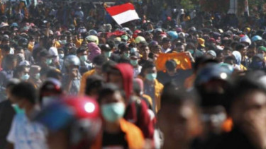 Mahasiswa berjalan menuju gedung DPRD Sulawesi Tenggara