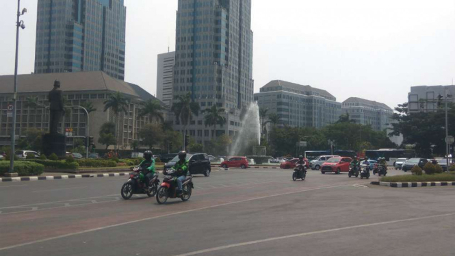 Massa bubar, jalanan di depan bundaran patung kuda mulai kembali dibuka.