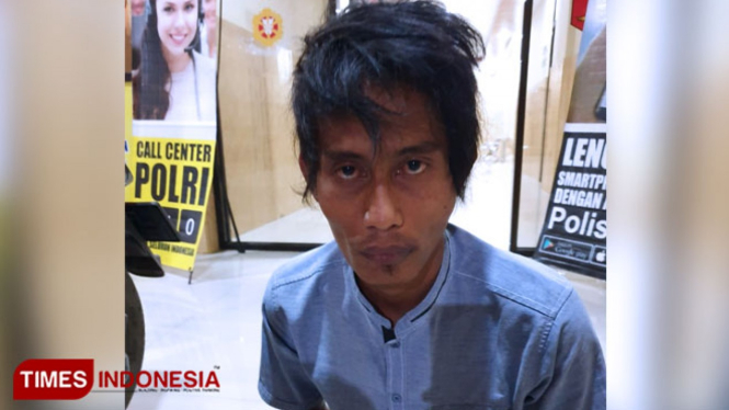 Pelaku saat diamankan di sebuah salon di Dusun Palodem Desa Tembokrejo, Kecamatan Muncar. (FOTO: Polsek Muncar for TIMES Indonesia)