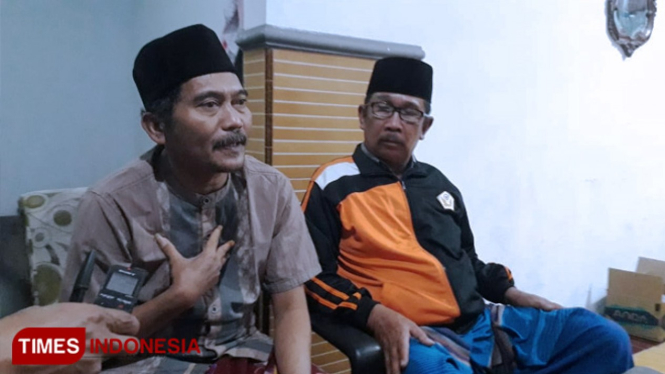 Cakades Mumbulsari nomor urut 2 Akhmad Wahyudi (kiri) bersama Cakades nomor urut 3 Supandi saat diwawancarai terkait dugaan kecurangan oleh panitia pelaksana Pilkades Serentak 2019 di Desa Mumbulsari. (FOTO: Dody Bayu Prasetyo/TIMES Indonesia)