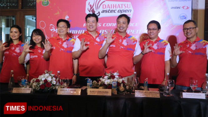 Jajaran direksi PT Astra International Daihatsu Sales Operation bersama Alan Budi Kusuma dan Wakil Ketua PBSI Jatim Bachrul Amiq usai konferensi pers di Surabaya jelang laga Daihatsu ASTEC Open 2019, Jumat (27/9/2019). (FOTO: Lely Yuana/TIMES Indonesia)