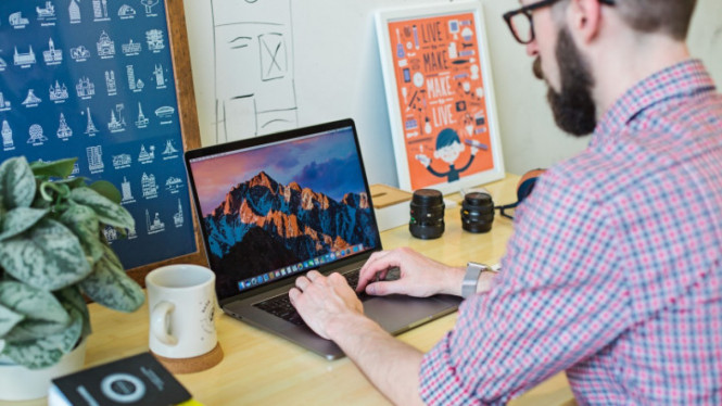 Ilustrasi pekerja TI. (FOTO: Unsplash)