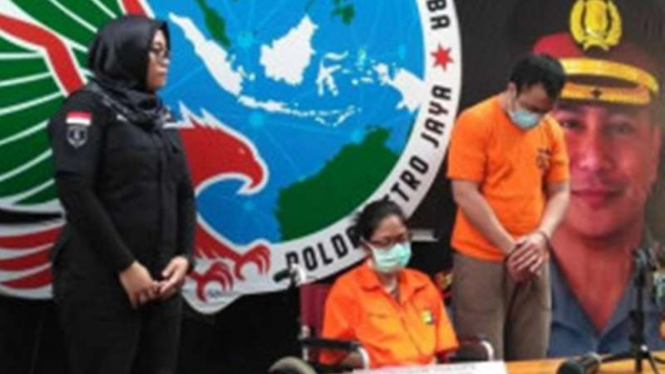 Polda metro jaya tangkap anak Sri Bintang Pamungkas (tengah)
