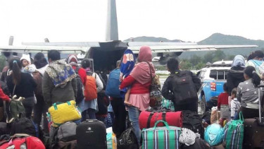 Warga antre menaiki pesawat milik TNI di Bandara Wamena, Jayawijaya, Papua, Sabtu (28/9/2019). Warga Wamena terus memadati bandara untuk meninggalkan Wamena pascakerusuhan pada Senin (23/9/2019). 