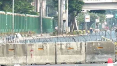 Akses ke Jalan Gatot Subroto di depan Kompleks MPR/DPR Jakarta ditutup.