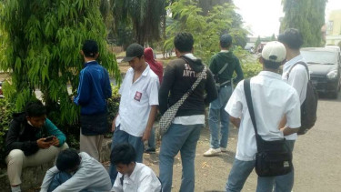 Pelajar di Kota Depok berkumpul untuk mengikuti unjuk rasa di Gedung DPR/ MPR RI