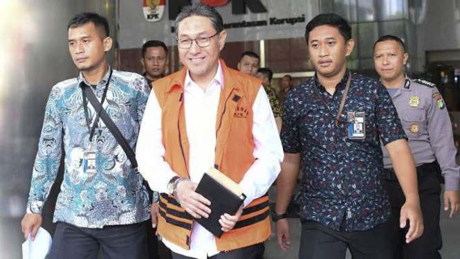 Mantan Anggota DPR Fraksi PAN Sukiman (tengah) berjalan meninggalkan gedung KPK usai menjalani pemeriksaan di Gedung KPK Jakarta, Jumat, (27/9/2019).