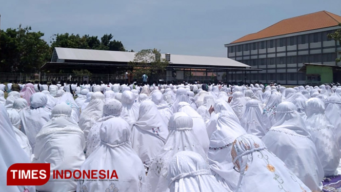 Suasana saat ribuan santri dan pelajar di Kabupaten Jombang melakukan sholat Istisqo, di Lapangan Kampus Unhasy Tebuireng, Jombang. (FOTO: Moh Ramli TIMES Indonesia)
