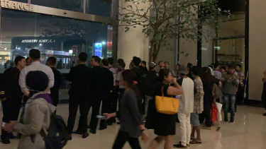 Pengunjung Senayan City tak bisa keluar mal karena kericuhan demo