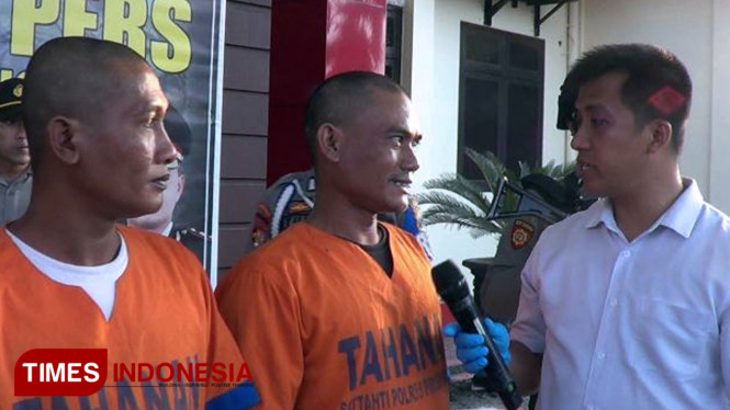 Dua orang tersangka pejudi online ludo king diintrogasi Kasat Reskrim Polres Probolinggo AKP Rizky Santoso. (FOTO: Dicko W/TIMES Indonesia)