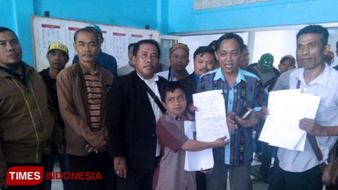 Aksi protes yang dilakukan pengurus DPC PAN di Kantor DPD PAN Lamongan, Senin (30/9/2019). (FOTO: MFA Rohmatillah/TIMES Indonesia)