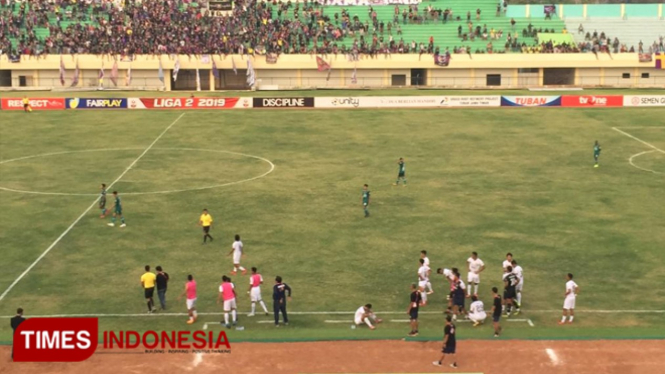 Pemain tim Persik Kediri saat protes hingga ke luar lapangan lantaran tidak terima dengan keputusan wasit yang memimpin pertandingan, Senin, (30/09/2019) (Foto: Achmad Choirudin/TIMES Indonesia)