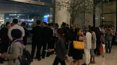Pengunjung Senayan City tak bisa keluar mal karena kericuhan massa pendemo.