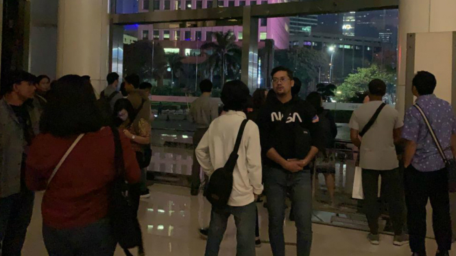 Pengunjung Senayan City yang sempat tertahan tak bisa keluar mal