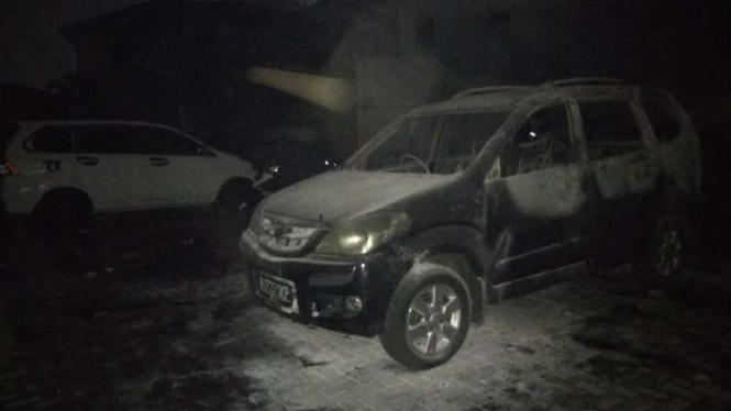 Mobil dibakar pendemo di Polsek Tanah Abang.