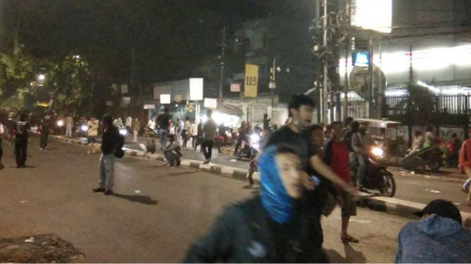 Massa didesak bubar oleh polisi di Palmerah.