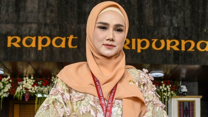 Mulan Jameela dilantik sebagai Anggota DPR RI.