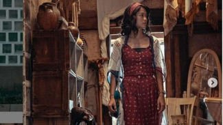 Feminin Hingga Sporty, Inspirasi Gaya Batik Keren Ala Tiga Seleb