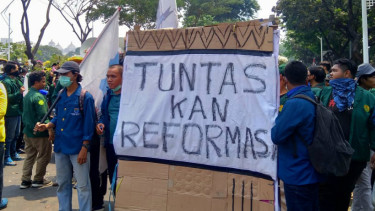 Massa pendemo hendak menuju gedung DPR
