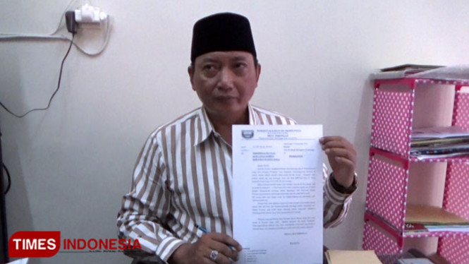 Kepala Desa Jorongan menunjukkan surat bantuan pemulangan warga Jorongan. (FOTO: Happy/TIMES Indonesia)