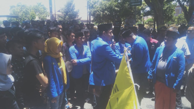 Aksi demo PC PMII di depan Mapolres Sumenep, Selasa (01/10/19). (FOTO: Istimewa)