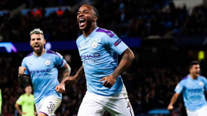 Pemain Manchester City, Raheem Sterling rayakan gol.