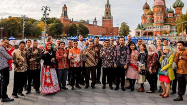 Dubes RI untuk Rusia, M Wahid Supriyadi (tengah), dan para staf KBRI Moskow memakai batik di Lapangan Merah, Kota Moskow, saat cuaca dingin dengan suhu 12 derajat celcius.
