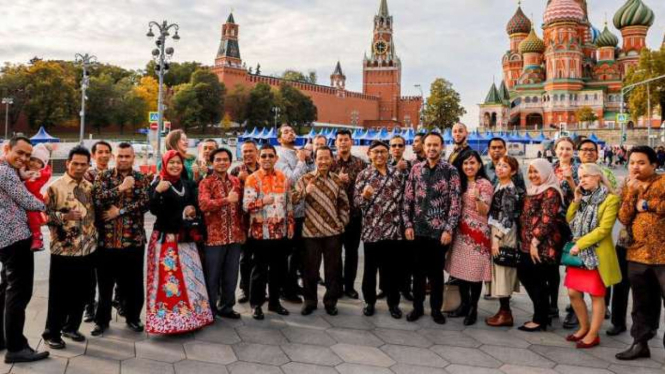 Dubes RI untuk Rusia, M Wahid Supriyadi (tengah), dan para staf KBRI Moskow memakai batik di Lapangan Merah, Kota Moskow, saat cuaca dingin dengan suhu 12 derajat celcius.