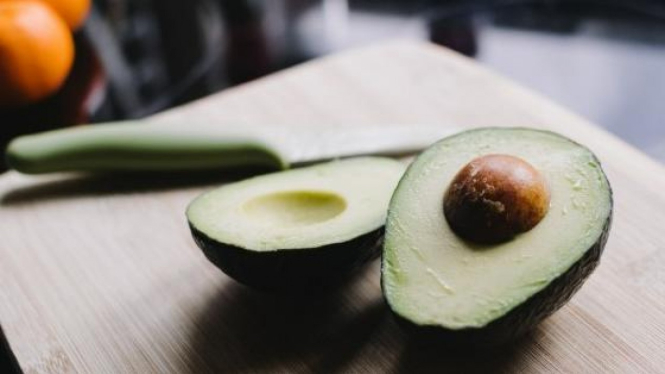 Buah Alpukat - Photo by Kelly Sikkema on Unsplash