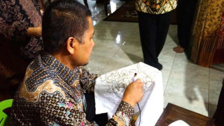 Kekinian Banget, Ngebatik Pakai Canting Elektrik