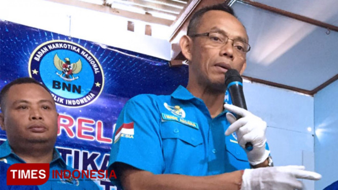 Kepala BNNK Tuban AKBP I Made Arjana saat konferensi pers, Kamis (3/10/2019). (Foto: Achmad Choirudin/TIMES Indonesia)