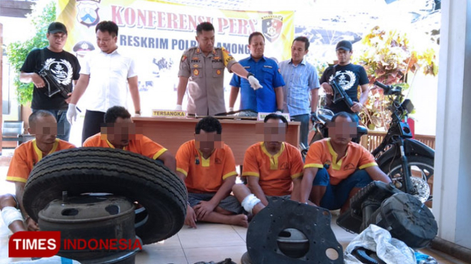 Kelima tersangka beserta barang bukti pencutian dump truck yang diamankan di Polres Lamongan, Kamis (3/10/2019). (FOTO: MFA Rohmatillah/TIMES Indonesia)