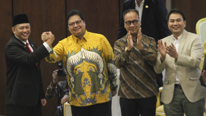 Ketum Golkar Airlangga Hartarto (dua dari kiri) dan Aziz Syamsudin (paling kanan) saat hadiri pelantikan Bamsoet jadi Ketua MPR RI.