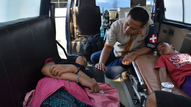 Pengungsi kerusuhan Wamena mendapatkan perawatan kesehatan saat Pesawat Hercules C-130 TNI AU yang membawanya menuju Lanud Halim Perdana Kusuma transit di Lanud Iswahjudi Magetan, Jawa Timur, Kamis (3/10/2019) - ANTARA FOTO/Siswowidodo/aww