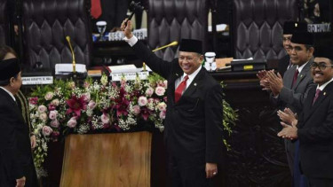Ketua MPR Bambang Soesatyo (tengah) mengangkat palu sidang usai pelantikan pimpinan MPR periode 2019-2024 di ruang rapat Paripurna MPR, Kompleks Parlemen, Senayan, Jakarta, Kamis (3/10/2019). 