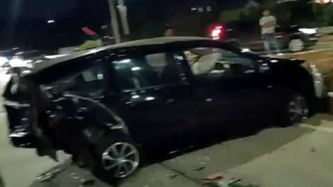 Kecelakaan beruntun di tol Desari.