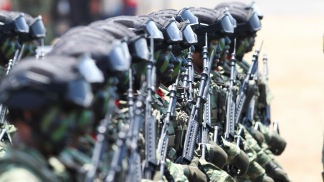 Defile personel TNI.