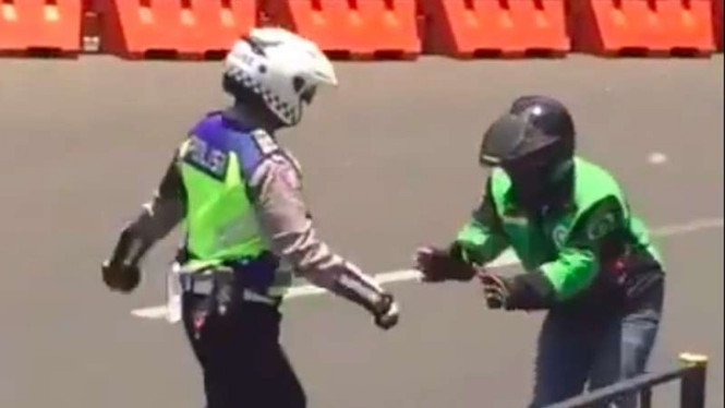 Polisi tendang pengendara ojol