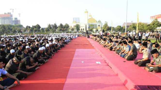 Ribuan Orang Salat Istisqa di Polda Jatim.