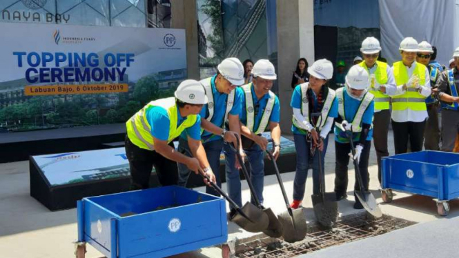 Menteri BUMN Rini Soemarno, topping off multifunction hall Inaya Bay Komodo.