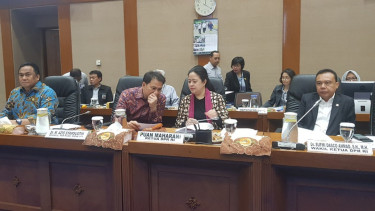 Wakil Ketua DPR Aziz Syamsuddin (tengah) bersama Ketua DPR Puan Maharani.