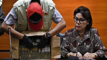 Wakil Ketua KPK Basaria Panjaitan menunjukkan bukti suap Bupati Lampung Utara